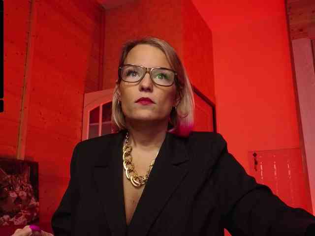 Findom_Lady_Shine webcam