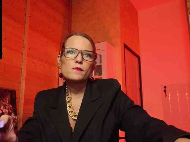 Findom_Lady_Shine webcam