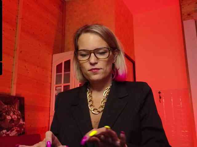 Findom_Lady_Shine webcam