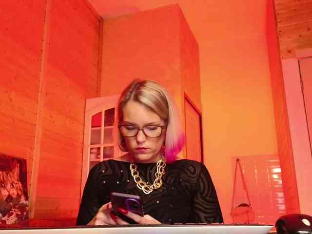 Findom_Lady_Shine webcam