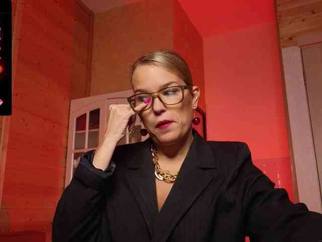 Findom_Lady_Shine webcam