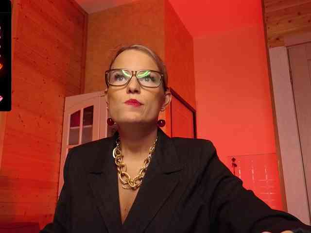 Findom_Lady_Shine webcam