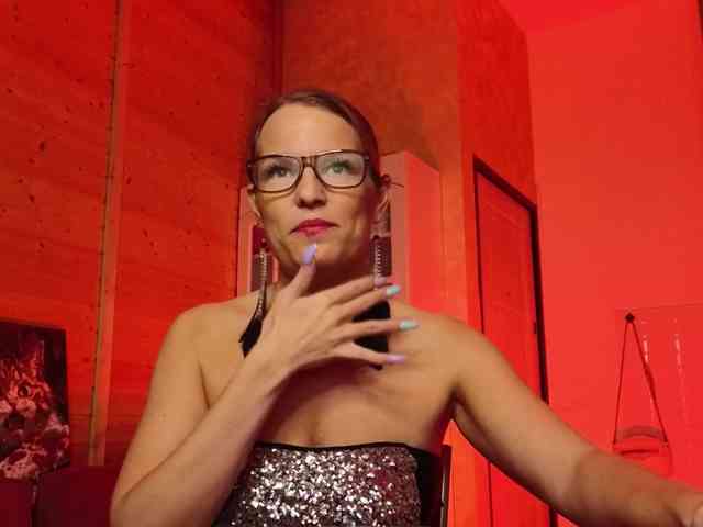 Findom_Lady_Shine webcam