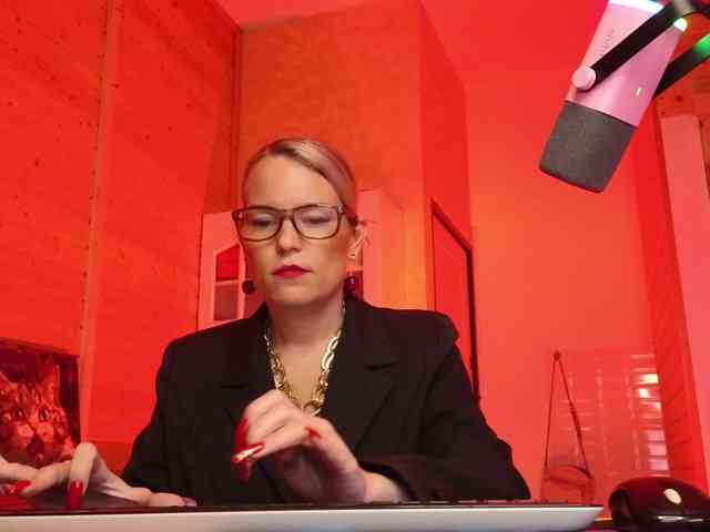 Findom_Lady_Shine webcam