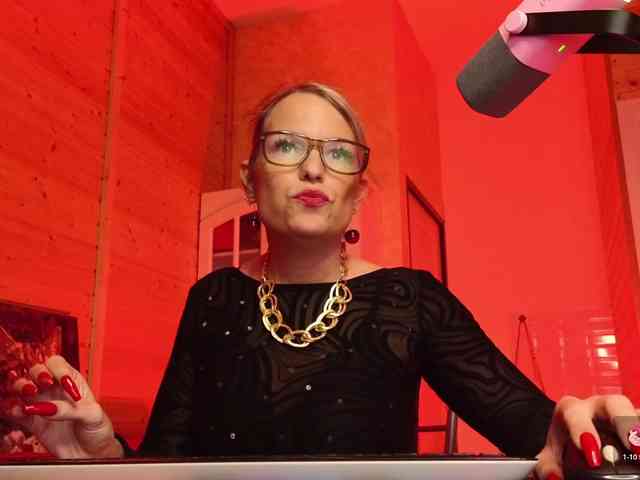 Findom_Lady_Shine webcam