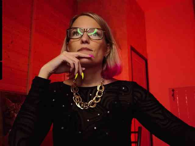 sweeteve050 Live Webcam on BongaCams