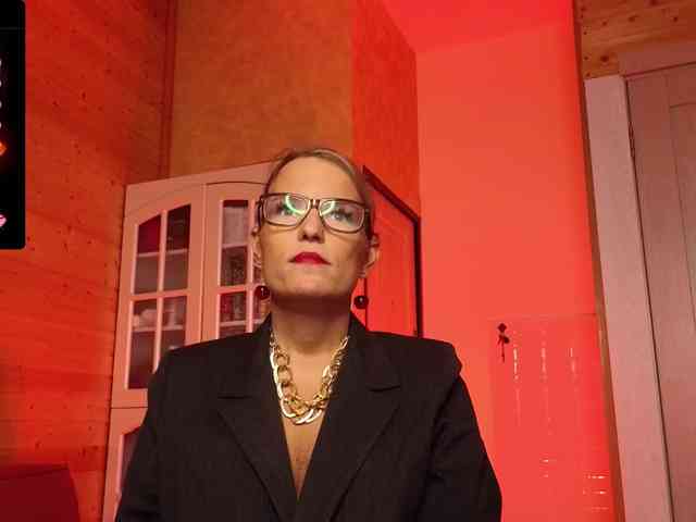 Findom_Lady_Shine webcam