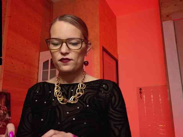 Findom_Lady_Shine webcam