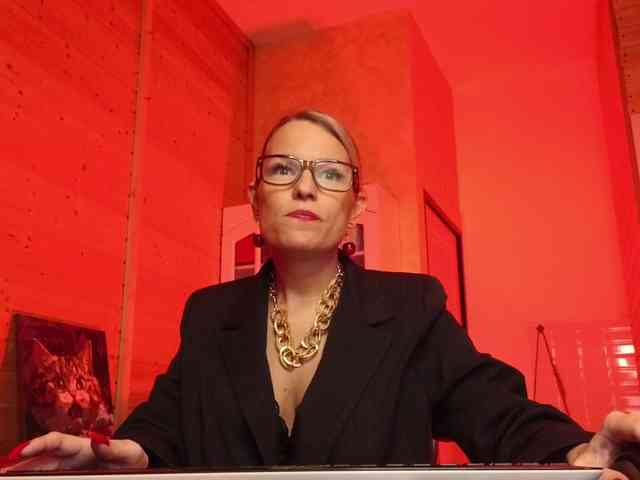 sweeteve050 Live Webcam on BongaCams