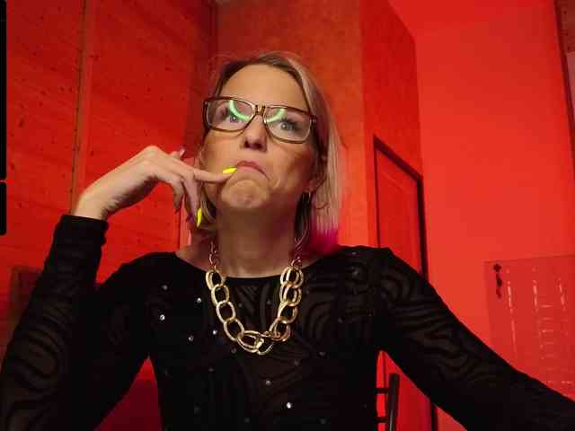 Findom_Lady_Shine webcam