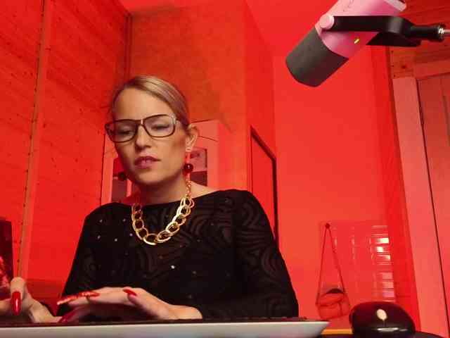 Findom_Lady_Shine webcam