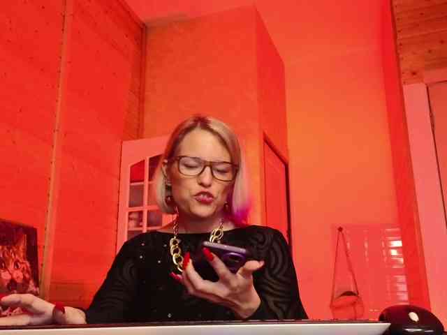 Findom_Lady_Shine webcam