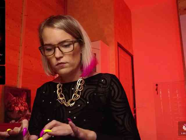 Findom_Lady_Shine webcam