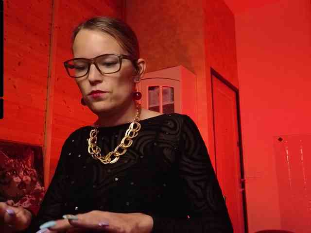 Findom_Lady_Shine webcam