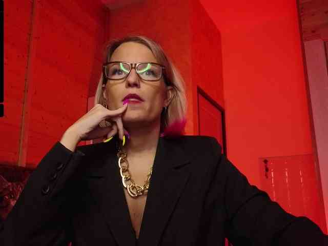 Findom_Lady_Shine webcam