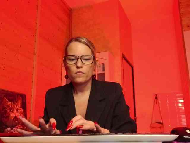 Findom_Lady_Shine webcam