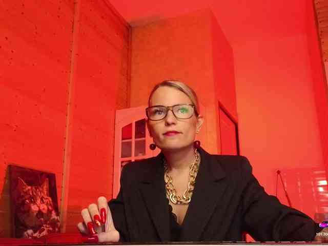 Findom_Lady_Shine webcam