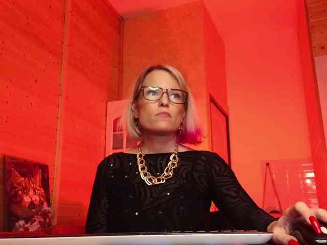 Findom_Lady_Shine webcam