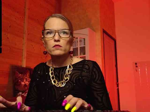 Findom_Lady_Shine webcam