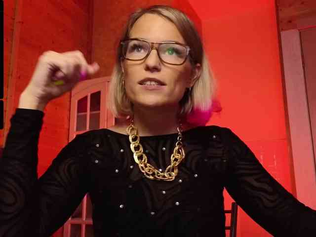 Findom_Lady_Shine webcam