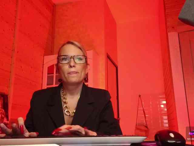 Findom_Lady_Shine webcam