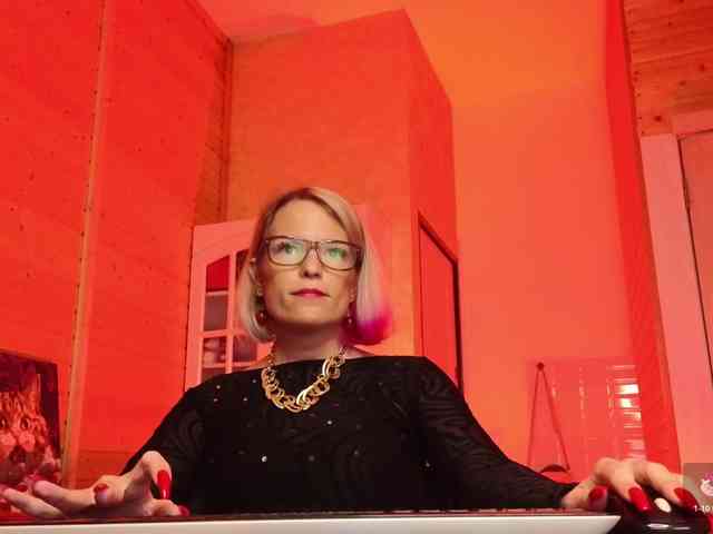 Findom_Lady_Shine webcam