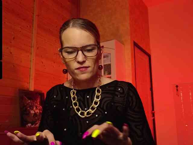 Findom_Lady_Shine webcam