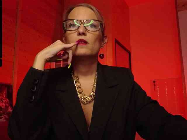 Findom_Lady_Shine webcam