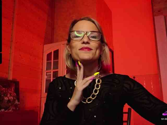 Findom_Lady_Shine webcam