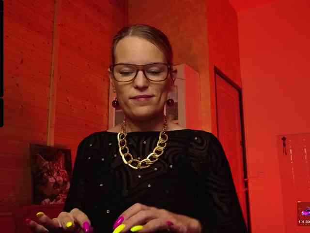 Findom_Lady_Shine webcam