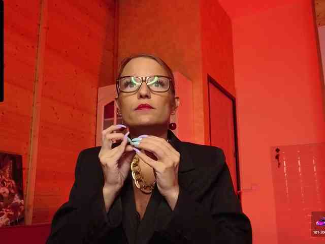 Findom_Lady_Shine webcam