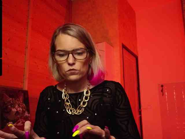 Findom_Lady_Shine webcam