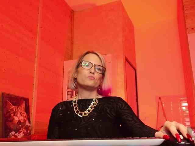 Findom_Lady_Shine webcam