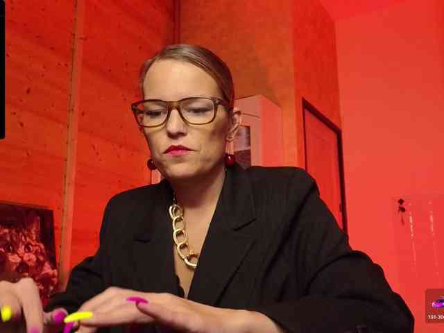 Findom_Lady_Shine webcam