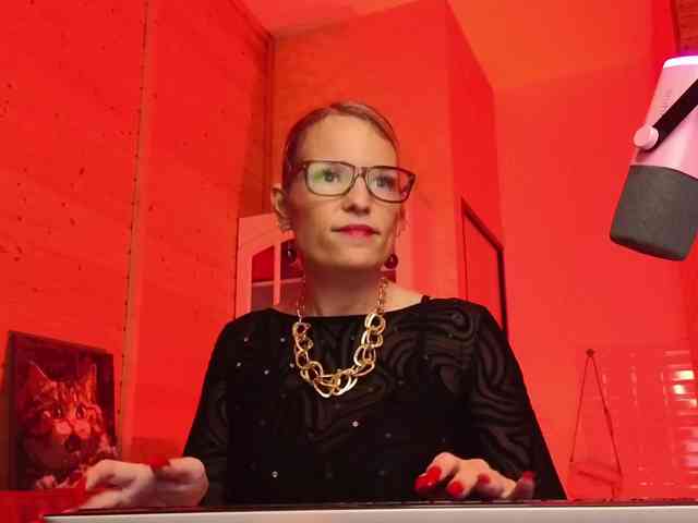 Findom_Lady_Shine webcam