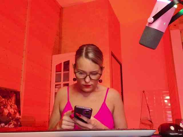 Findom_Lady_Shine webcam