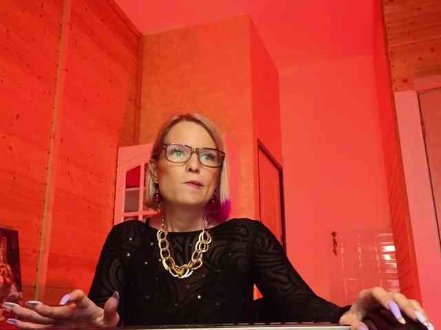 Findom_Lady_Shine webcam