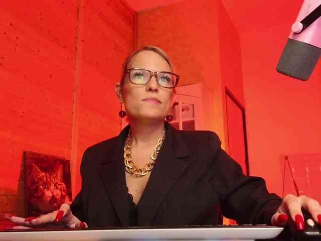 Findom_Lady_Shine webcam