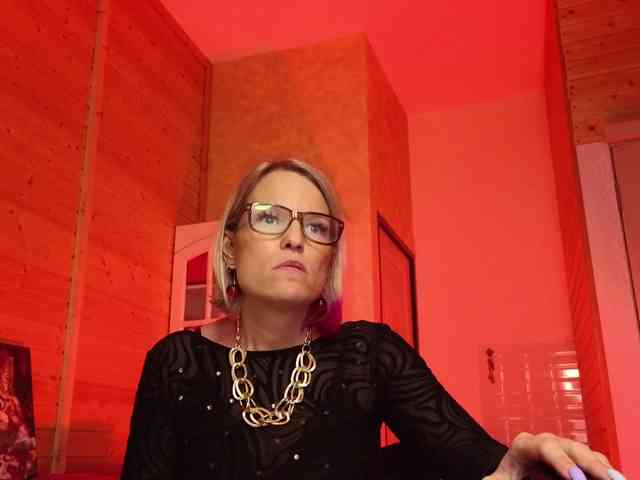 Findom_Lady_Shine webcam