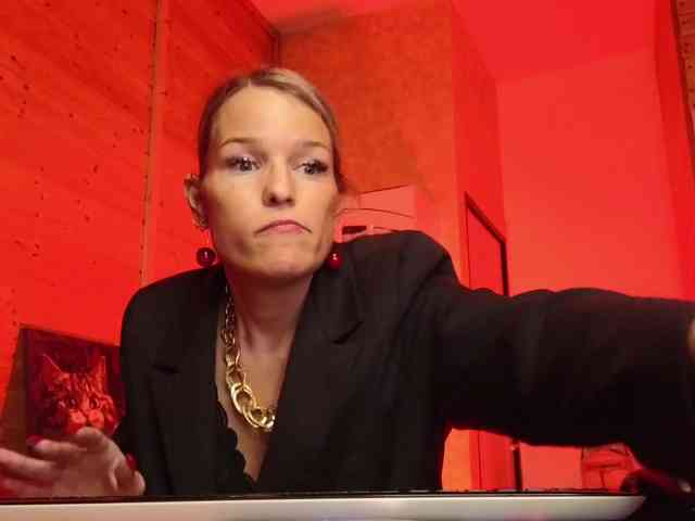 Findom_Lady_Shine webcam