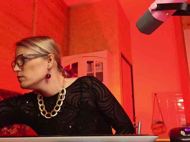 Findom_Lady_Shine webcam