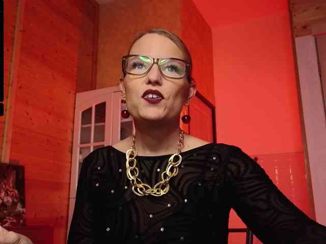 Findom_Lady_Shine webcam