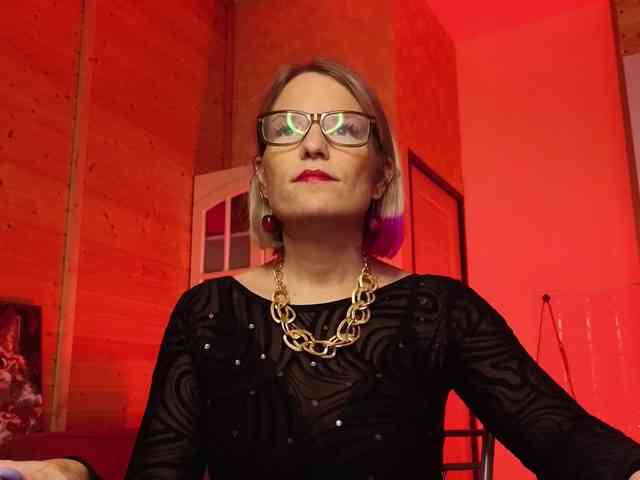 sweeteve050 Live Webcam on BongaCams