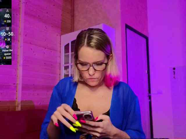 Findom_Lady_Shine webcam