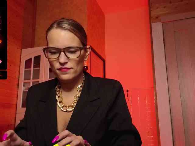 Findom_Lady_Shine webcam