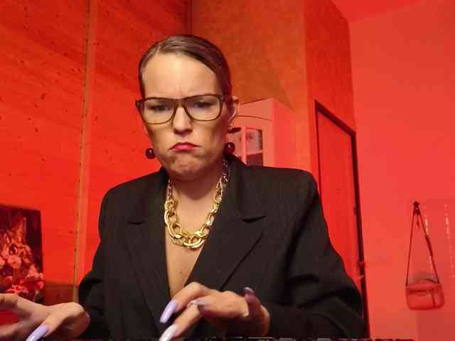 Findom_Lady_Shine webcam