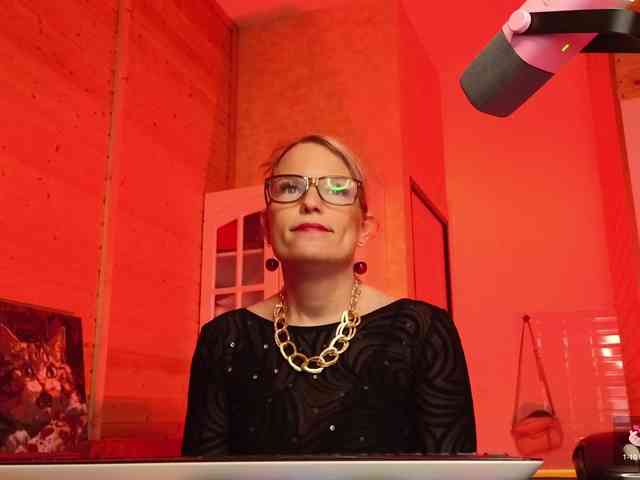 Findom_Lady_Shine webcam