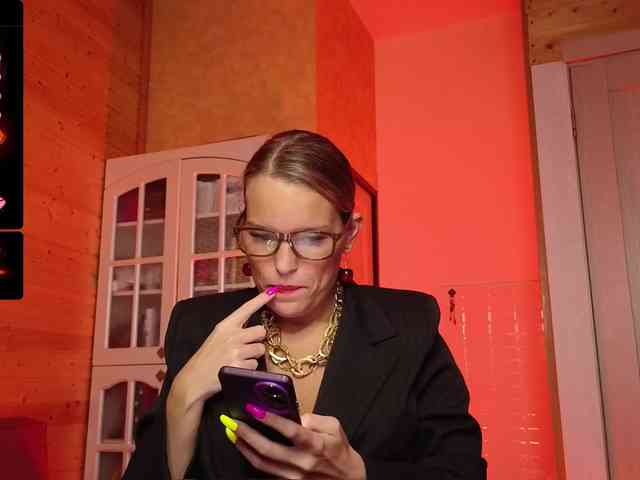 Findom_Lady_Shine webcam