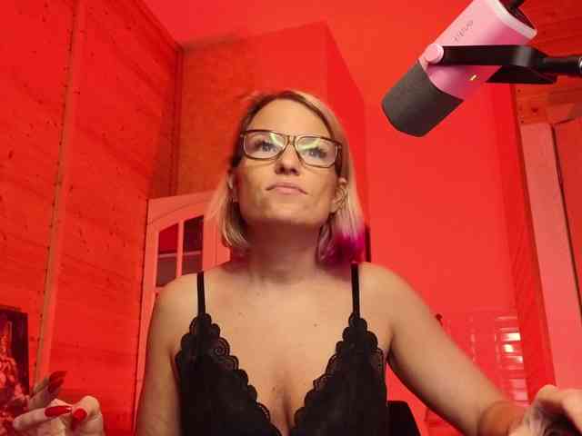 sweeteve050 Live Webcam on BongaCams