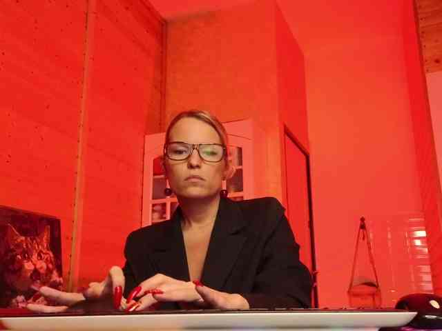 Findom_Lady_Shine webcam